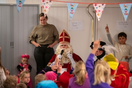 2025-11-23 Sint leest voor-12